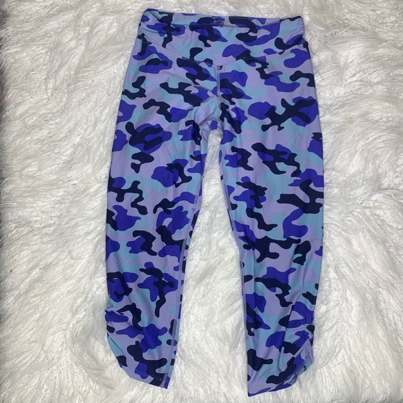 🔸 Kensie- Camo Cropped Leggings - Picture 1 of 4